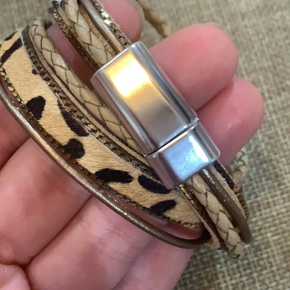 Two layered bracelets. Leopard print and silver - Picture 3 of 9